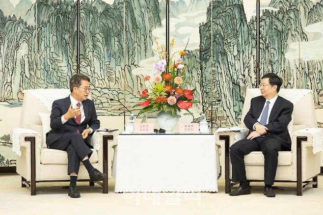 23일 오후 충칭시 호텔에서 김동연 경기도지사가 후엉화 충칭시 시장 등 지도부와 면담을 하고 있다.(사진=경기도)