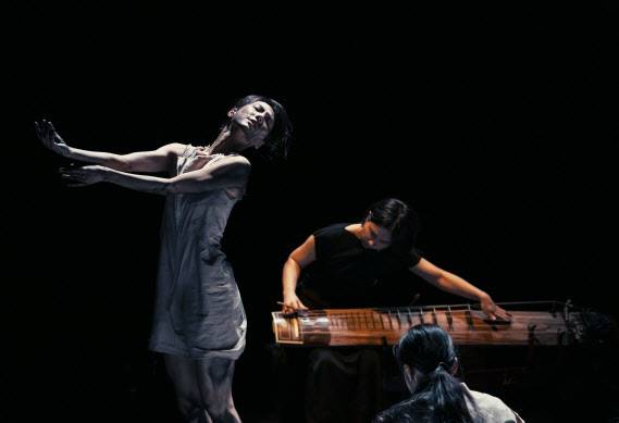 99아트컴퍼니 ‘제, 타오르는 삶’의 공연 모습(사진=서울문화재단).