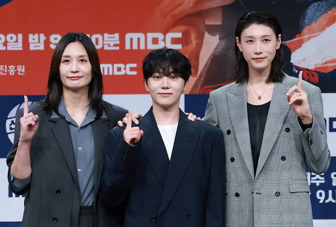 왼쪽부터 표승주, 세븐틴 승관, 김연경(사진=뉴스1)
