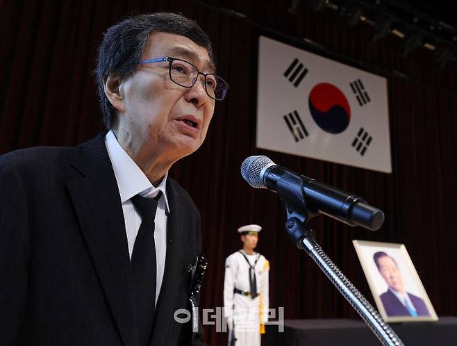 김홍업 김대중평화센터 이사장이 지난달 18일 오전 서울 동작구 국립서울현충원 현충관에서 열린 김대중 전 대통령 서거 16주기 추모식에서 유족인사를 하고 있다. (사진=김태형 기자)