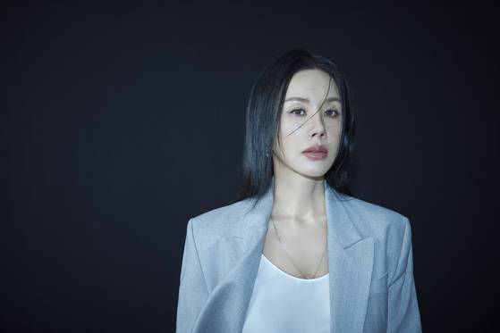 배우 엄정화. 에일리언컴퍼니 제공.