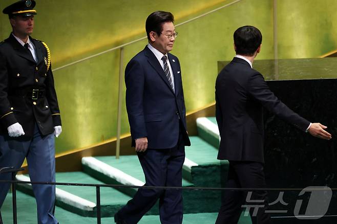 이재명 대통령이 23일(현지시간) 미국 뉴욕 유엔 본부에서 열린 제80차 유엔 총회에서 기조연설을 위해 이동하고 있다. ⓒ 로이터=뉴스1 ⓒ News1 황기선 기자