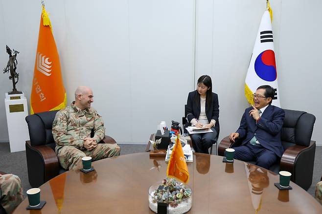 백승주 전쟁기념사업회장과 토마스 쥐슬리 스위스군 총사령관이 환담하고 있다.(전쟁기념사업회 제공)