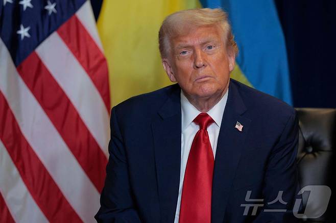 도널드 트럼프 미국 대통령이 23일(현지시간) 뉴욕 유엔본부에서 열린 제80차 유엔총회(UNGA)에서 볼로디미르 젤렌스키 우크라이나 대통령과 양자 회담 중 기자의 질문을 듣고 있다. 2025.09.23. ⓒ AFP=뉴스1 ⓒ News1 류정민 특파원