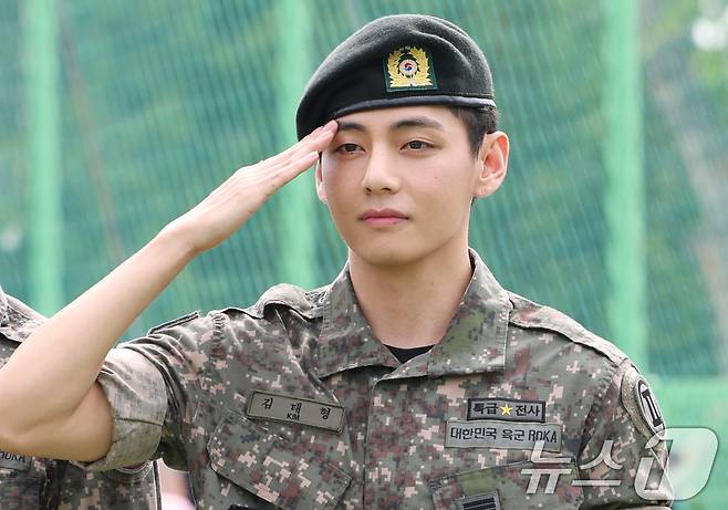 방탄소년단(BTS)의 뷔(김태형, 29)가 10일 오전 강원 춘천시 신북읍 체육공원 축구장에서 군 복무를 마친 뒤 전역 인사를 하고 있다. 2025.6.10/뉴스1 ⓒ News1 권현진 기자