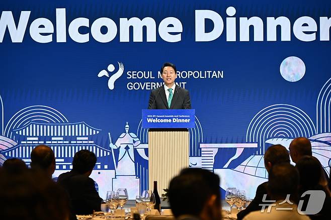 오세훈 시장이 24일 오후 강남구 웨스틴 서울 파르나스 하모니볼룸에서 열린 '2025 서울 IPC 정기총회' 환영 행사에 참석해 환영사하고 있다.(서울시 제공)
