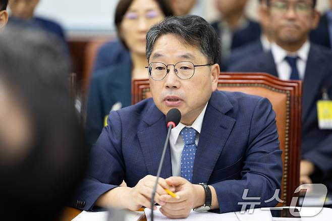 노만석 검찰총장 직무대행이 10일 서울 여의도 국회에서 열린 제429회 국회(정기회) 행정안전위원회 오송 지하차도 참사 진상규명 및 재발방지 대책마련을 위한 국정조사 기관보고에서 의원 질의에 답하고 있다. 2025.9.10/뉴스1 ⓒ News1 유승관 기자