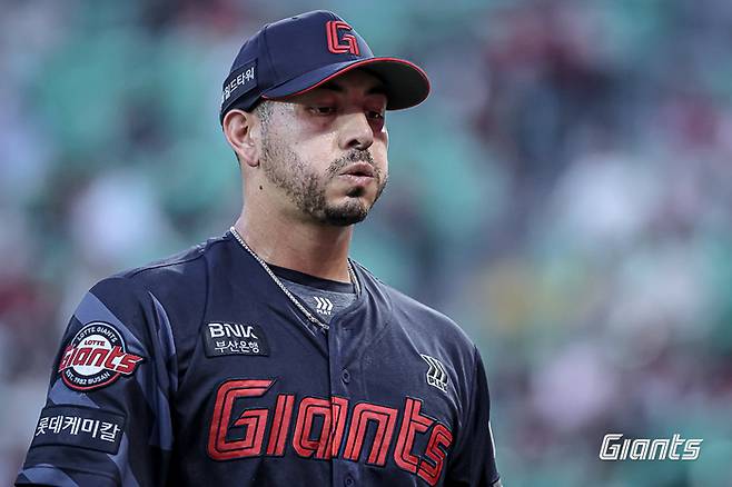 롯데 벨라스케즈가 인천SSG랜더스필드에서 열린 2025 KBO리그 SSG전에서 이닝을 마친 후 더그아웃으로 들어가고 있다. 사진 | 롯데 자이언츠