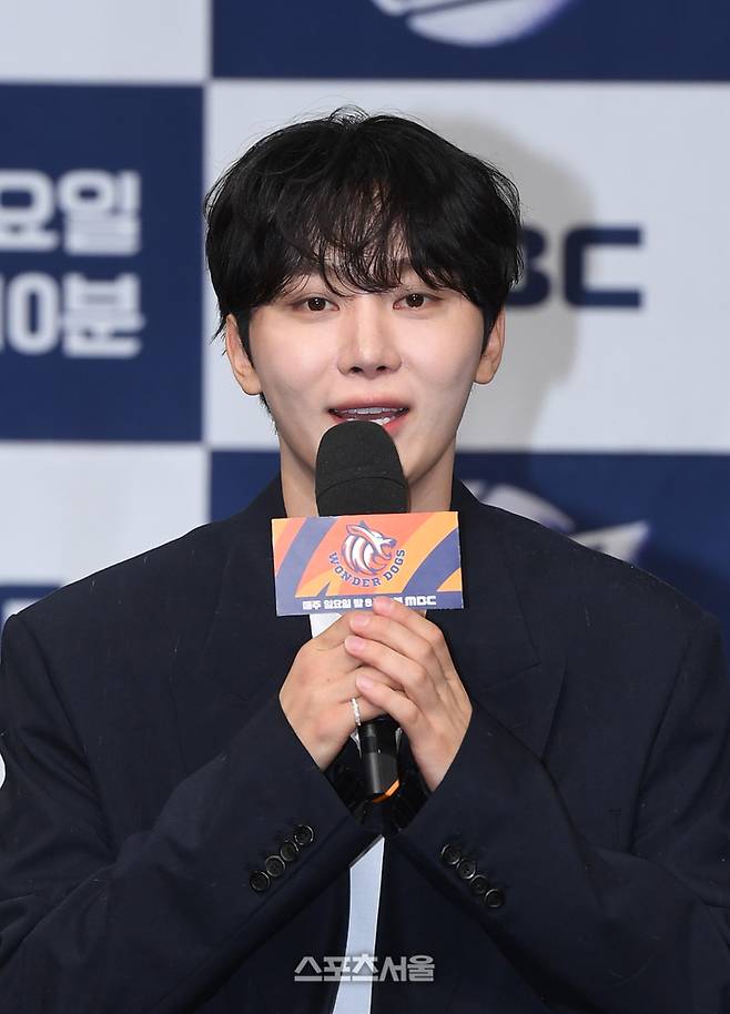 세븐틴 승관이 24일 서울 마포구 MBC 신사옥 골든마우스홀에서 열린 MBC 새 예능 ‘신인감독 김연경’ 제작발표회에서 취재진의 질문에 답을 하고 있다. 박진업 기자 upandup@sporttsseoul.com