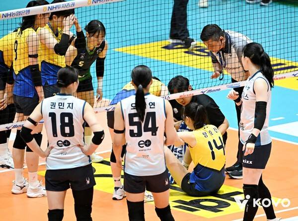 현대건설의 양효진이 23일 전남 여수 진남체육관에서 열린 2025 여수·NH농협컵 프로배구대회(KOVO컵) 여자부 GS칼텍스와의 경기에서 무릎의 통증을 느끼며 쓰러져 있다. /사진=KOVO