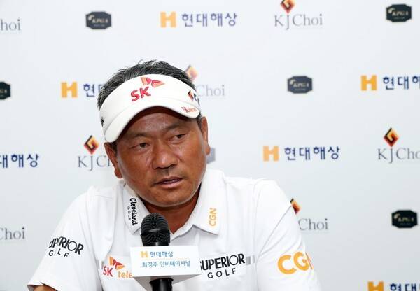 24일 경기 여주 페럼클럽 동, 서 코스(파72)에 가진 한국프로골프(KPGA)투어 현대해상 최경주 인비테이셔널(총상금 12억 5천만 원) 기자회견에 참석한 최경주가 인터뷰를 하고 있다. /사진=KPGA
