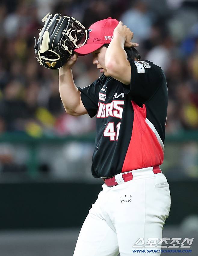 23일 인천 SSG랜더스필드에서 KIA-SSG전. 6회말 무사 1루 최지훈에게 투런포를 허용한 황동하가 아쉬워하고 있다. 인천=정재근 기자 cjg@sportschosun.com/2025.9.23/