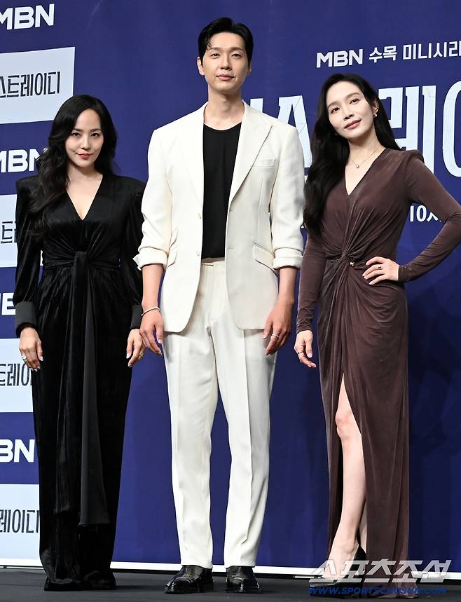 24일 서울 구로구 더링크호텔에서 열린 MBN 수목 미니시리즈 '퍼스트레이디'의 제작발표회, 유진, 지현우, 이민영이 포토타임을 갖고 있다. 허상욱 기자wook@sportschosun.com/2025.09.24/