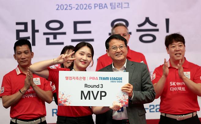 PBA팀리그 3라운드 MVP로 선정된 SK렌터카 강지은이 김영진 PBA전무이사에게 상을 받은 뒤 기념촬영을 하고 있다. 사진제공=PBA