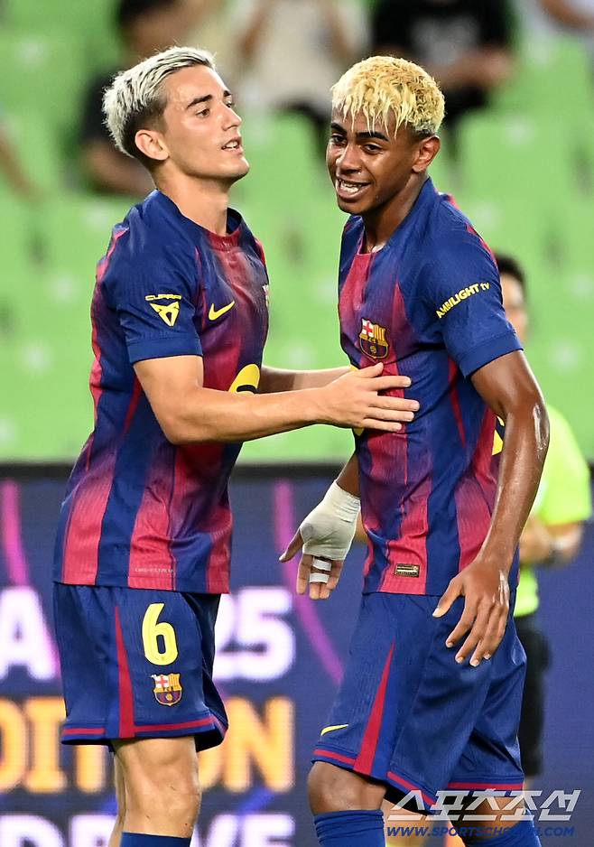 4일 대구스타디움에서 열린 FC바르셀로나와 대구FC의 경기, 가비가 전반 선제골을 터뜨리고 라민 야말과 기쁨을 나누고 있다. 대구=허상욱 기자wook@sportschosun.com/2025.08.04/