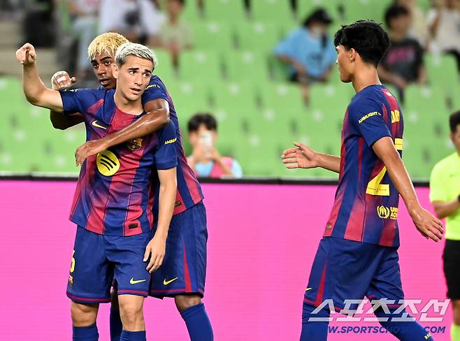 4일 대구스타디움에서 열린 FC바르셀로나와 대구FC의 경기, 가비가 전반 선제골을 터뜨리고 라민 야말과 기쁨을 나누고 있다. 대구=허상욱 기자wook@sportschosun.com/2025.08.04/