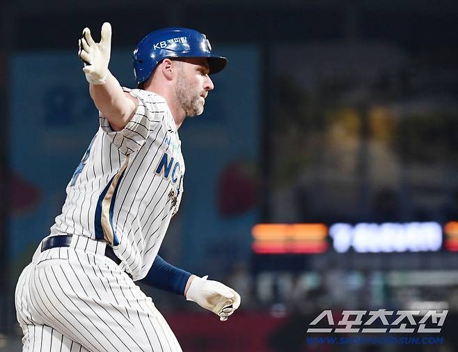 24일 창원 NC파크에서 열린 KBO리그 NC와 LG의 경기. 2회말 LG 송승기 상대 선제 솔로홈런을 날린 NC 데이비슨. 창원=송정헌 기자songs@sportschosun.com/2025.09.24/