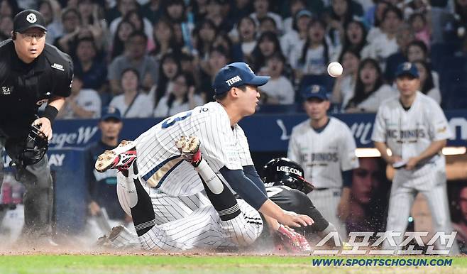 24일 창원 NC파크에서 열린 KBO리그 NC와 LG의 경기. 5회초 1사 2, 3루. NC 신영우 폭투 때 3루주자 박해민이 득점에 성공했다. NC 신영우와 충돌하며 득점에 성고하고 있는 박해민. 창원=송정헌 기자songs@sportschosun.com/2025.09.24/