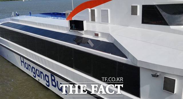 23일 오전 11시 첫 출항을 앞두고 서울 마곡선착장으로 한강버스가 들어오고 있다. /한강버스 마곡선착장=오승혁 기자