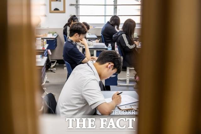 교원단체들은 △고교학점제 개선 △교내 악성민원 대응 △교원 정치기본권 강화 등을 꾸준히 요구해왔다. 사진은 서울의 한 고등학교. /더팩트 DB