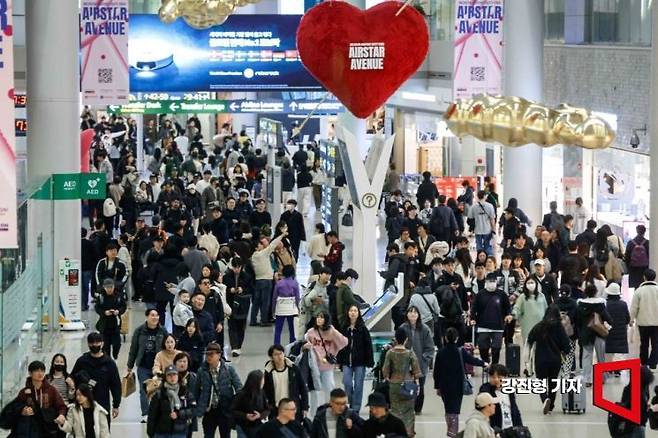 임시공휴일이 포함된 설 명절 연휴를 앞둔 지난 1월24일 인천국제공항 제1여객터미널을 찾은 여행객들이 발권하기 위해 줄을 서고 있다. 인천국제공항공사는 설 연휴 특별 교통 대책 기간 10일간 총 214만1000명, 일평균 21만4000명의 여객이 공항을 이용할 것으로 전망했다. 강진형 기자