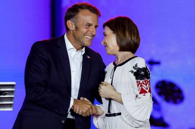 에마뉘엘 마크롱 프랑스 대통령과 마이아 산두 몰도바 대통령. 로이터연합뉴스