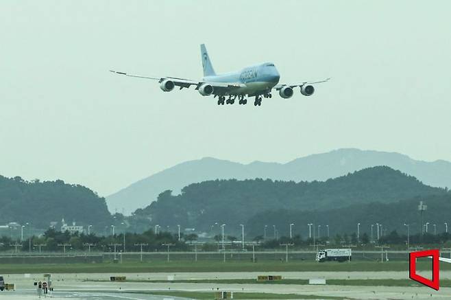 미국 이민 당국에 의해 구금됐다 풀려난 한국 근로자들이 탑승한 전세기가 지난 12일 오후 인천국제공항 제2터미널 활주로에 착륙하고 있다. 공항사진기자단