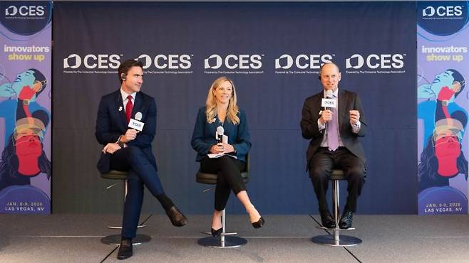 왼쪽부터 게리 샤피로(Gary Shapiro) 미소비자기술협회(CTA) CEO(최고경영자), 킨제이 파브리치오 CTA 회장, 존 켈리 CTA 부사장 겸 CES 전시 총괄 디렉터. CTA.