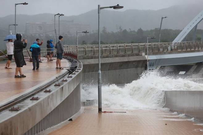 태풍이 중국 남부 해안과 홍콩을 향해 이동하면서 이 지역들도 긴장하고 있다. 홍콩에서는 태풍 영향으로 700편 이상의 항공편이 취소됐으며 사실상 도시가 폐쇄됐다. EPA연합뉴스