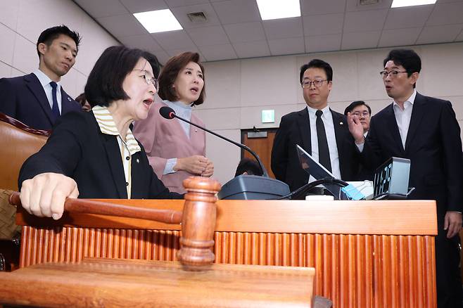 나경원 국민의힘 의원이  지난 22일 서울 여의도 국회 법제사법위원회에서 열린 검찰개혁 입법청문회에서 퇴장 명령을 한 추미애 위원장에게 항의하고 있다./뉴스1