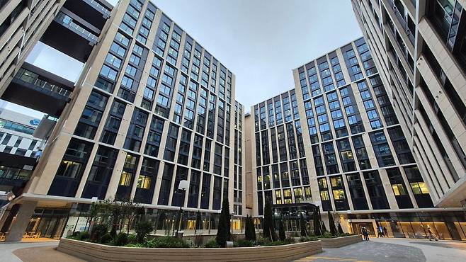 서울 강서구 마곡동에서 오는 10월부터 입주하는 하이엔드 시니어 레지던스 'VL르웨스트' 중앙광장. 중앙광장 주변으로 특급호텔에 못지않은 각종 커뮤니티 시설이 연결되고, 맞춤형 식단과 24시간 의료서비스를 제공한다. /롯데건설