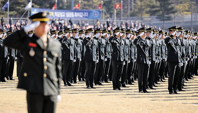 지난 2023년 2월 충북 괴산군에 있는 육군학생군사학교에서 열린 ’2023 학군장교 통합임관식’에서 신임 장교들이 경례하고 있는 모습./연합뉴스