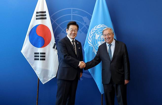 이재명 대통령이 23일(현지 시각) 미국 뉴욕 유엔 본부에서 안토니우 구테흐스 유엔 사무총장과 만나 악수하고 있다./뉴시스