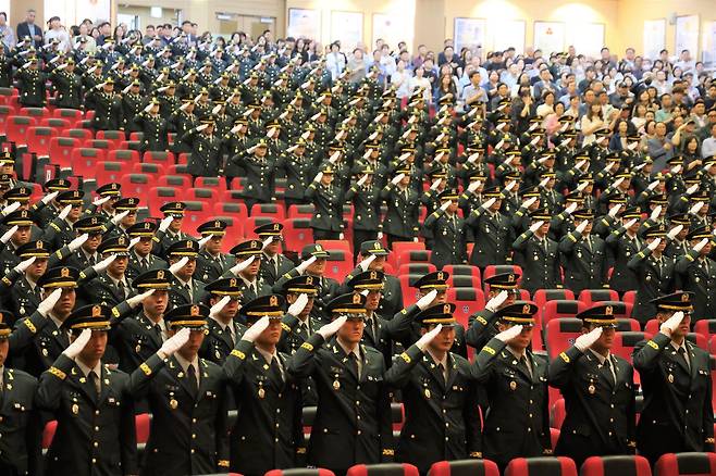 지난 6월 27일 충북 괴산군 육군학생군사학교에서 열린 2025년 대한민국 육군장교 통합임관식에서 신임 장교들이 임석상관인 육군참모총장 직무대리에게 경례를 하고 있다. /육군