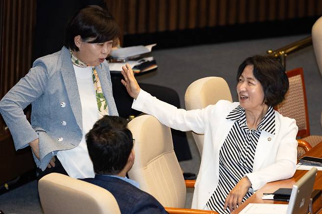 더불어민주당 소속 추미애(오른쪽) 국회 법제사법위원장이 같은 당의 서영교(왼쪽) 의원과 지난 11일 서울 여의도 국회 본회의장에서 대화하고 있다. 추 위원장과 서 의원 등 여당 의원들은 지난 22일 법사위 전체 회의에서 조희대 대법원장 청문회 실시 계획서를 의결했다./뉴스1