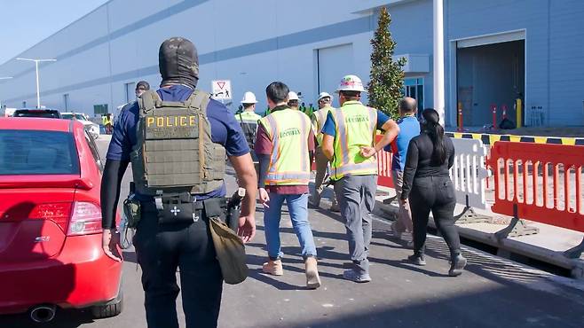 미국 이민세관단속국 ICE(U.S. Immigration and Customs Enforcement)가 조지아주 내 현대자동차그룹과 LG에너지솔루션 합작 배터리 공장 건설 현장의 한국인 직원 300여 명을 기습 단속·구금하는 사진./뉴스1