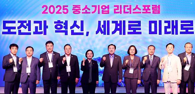 한성숙 중소벤처기업부 장관(왼쪽에서 다섯번째)이 23일 롯데호텔 제주에서 열린 '2025 중소기업 리더스포럼'에 참석해 구호를 외치고 있다./중소기업중앙회 제공