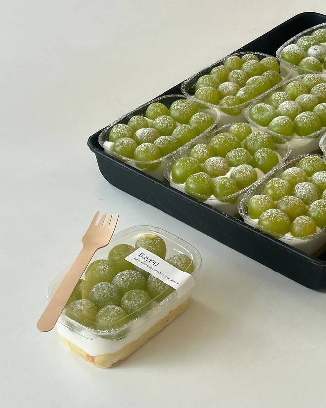 샤인머스캣과 요거트 생크림을 같이 먹을 수 있는 환상의 맛. 인스타그램@bayou.cake