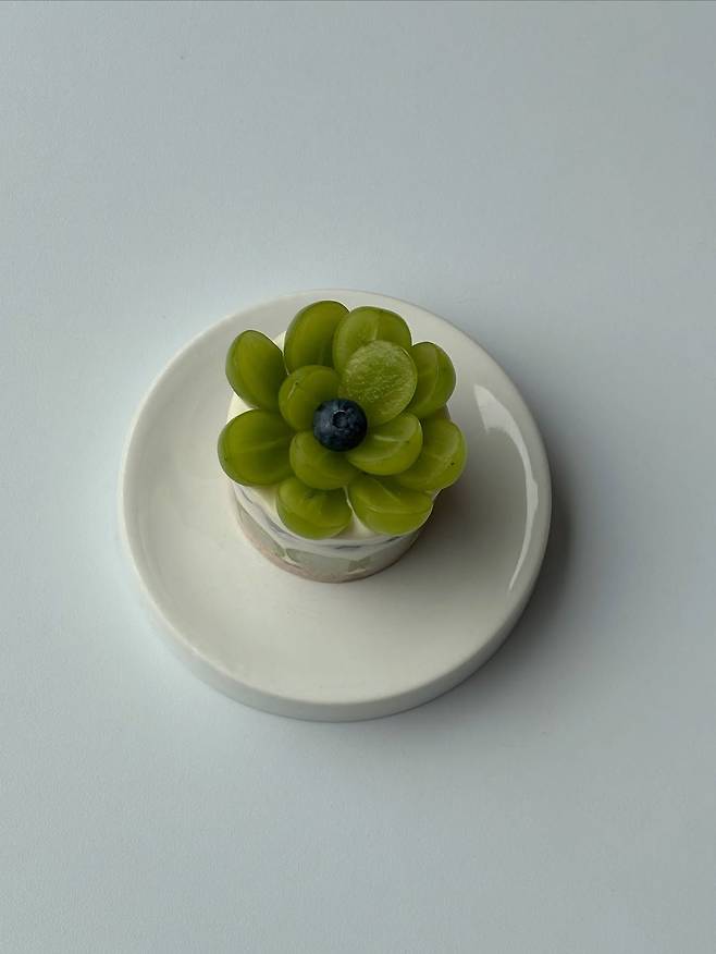 샤인머스캣과 블루베리가 잔뜩 들어간 시즈널 케이크. 인스타그램 @bgm.coffee