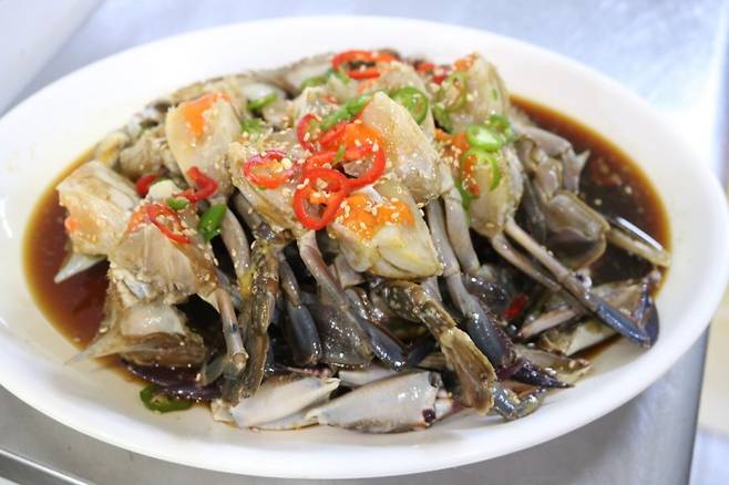 수조에서 바로 건져올려 찜통에 찌는 꽃게찜, 크기부터 다른 간장게장. 네이버지도 연평도목포산꽃게 업체 등록 사진