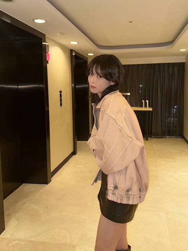 인스타그램 @you_r_love 라이더 재킷과 오버사이즈 데님 봄버로 시크한 데일리 룩을 완성한 김유정.