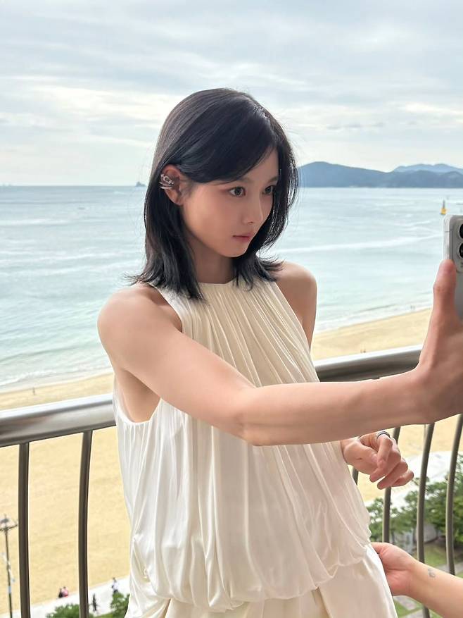 인스타그램 @you_r_love 홀터넥 톱과 튜브 톱을 착용한 김유정.