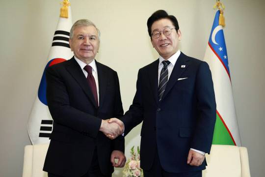 이재명 대통령과 샤브카트 미르지요예프 우즈베키스탄 대통령이 23일(현지시간) 미국 뉴욕 유엔본부에서 정상회담에 앞서 악수하고 있다. 연합뉴스