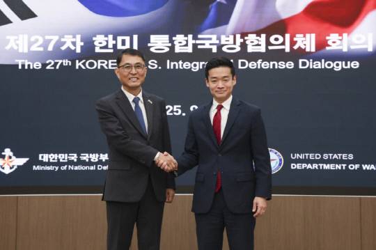 윤봉희 한국 국방부 국방정책실장 대리와 존 노 미국 국방부 동아시아부차관보가 23-24일 서울에서 열린 제27차 한미 통합국방협의체(KIDD) 회의에서 악수하고 있다. 국방부 제공