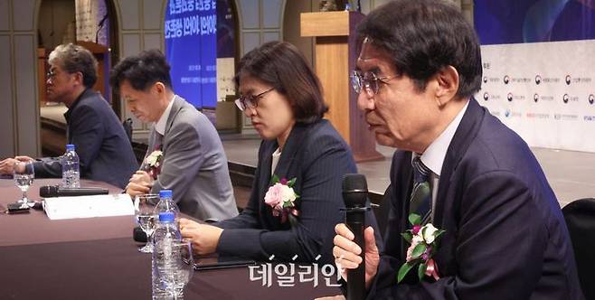 이덕환 서강대 화학·과학커뮤니케이션 명예교수가 24일 오전 서울 여의도 CCMM빌딩 컨벤션홀에서 'K-제조업 붕괴론과 산업 코리아의 생존전략'을 주제로 열린 데일리안 창간 21주년 2025 글로벌 경제산업 비전 포럼에서 주제토론을 하고 있다. ⓒ데일리안 방규현 기자