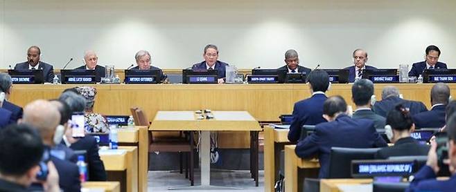 리창(가운데) 중국 국무원 총리가 23일(현지시간) 뉴욕 유엔 본부에서 열린 세계개발구상(GDI) 고위급 회의에서 연설하고 있다.ⓒ 신화통신 홈페이지 캡처