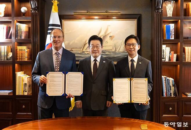 이재명 대통령이 22일(현지시간) 미국 뉴욕의 한 호텔에서 래리 핑크 세계경제포럼 의장 겸 블랙록 회장(왼쪽)과 만나 인공지능(AI)과 재생에너지 분야 협력 양해각서(MOU)를 체결했다. 오른쪽은 배경훈 과학기술정보통신부 장관. 2025.09.23 뉴욕=송은석 기자 silverstone@donga.com