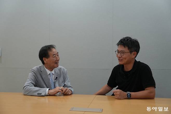 요로상피세포암을 진단받고 치료를 진행 중인 윤문화 환우(왼쪽)와 주치의 성빈센트병원 종양내과 김현호 교수가 암의 치료와 관리 방법에 대해 이야기를 나누고 있다. 이진한 의학전문기자·의사 likeday@donga.com