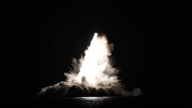 17~21일(현지시간) 미 플로리다 해안에서 진행된 트라이던트2 잠수함발사탄도미사일(SLBM)의 시험발사 모습. 출처 미 전략사 SNS