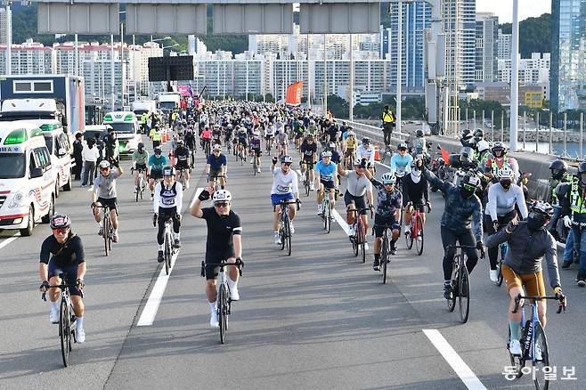 21일 부산 광안대교에서 전국 각지의 자전거 애호가 3000여명이 모인 가운데 ‘세븐브릿지 투어’가 열리고 있다. 부산시 제공